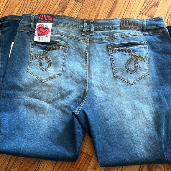 🦋🥶”Sale”Nwt Gorgeous denim bootcut jeans with studs on back pocket.. - Picture 5 of 5